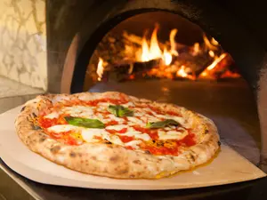 How does a pizza introduce itself?