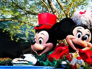 What Car Picked Mickey And Minnie Up For Their Movie Premiere?