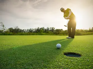 What did the golfer order at the bakery?
